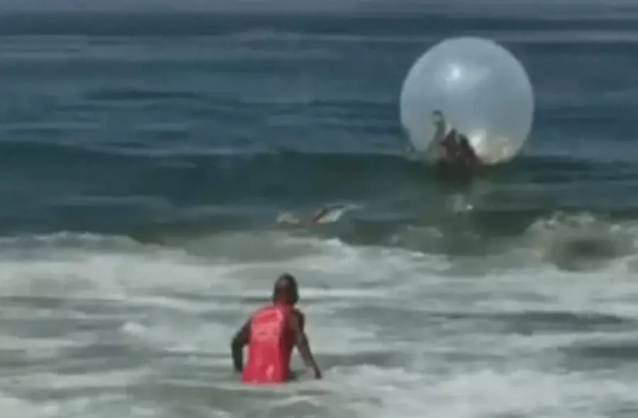 Vídeo: casal em bolha inflável é resgatado por salva-vidas na praia de Copacabana