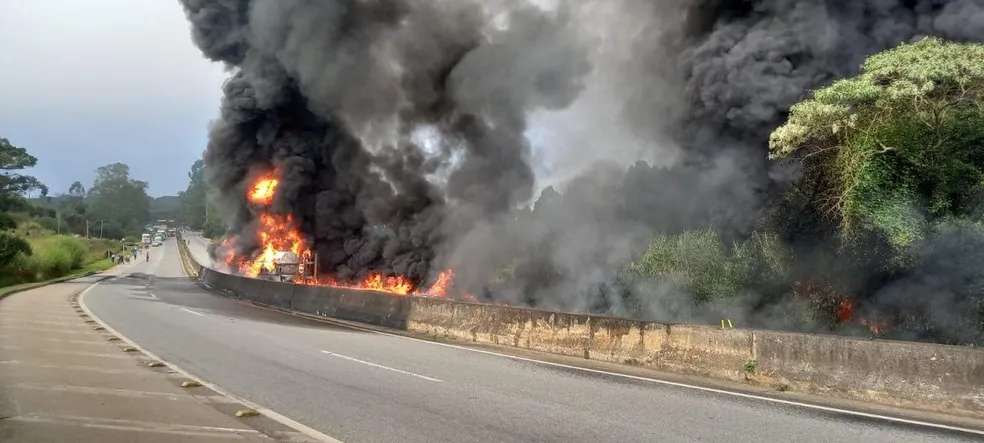 Caminhão-tanque explode após tombar na BR-040 em Barbacena e interdita rodovia