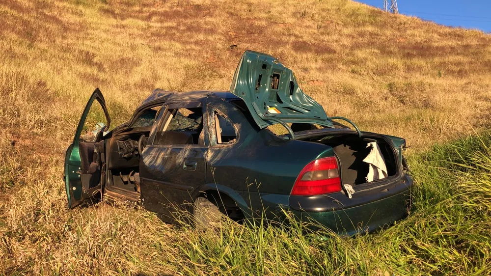 Mulher sobrevive após carro cair de penhasco de 200 metros em Juiz de Fora