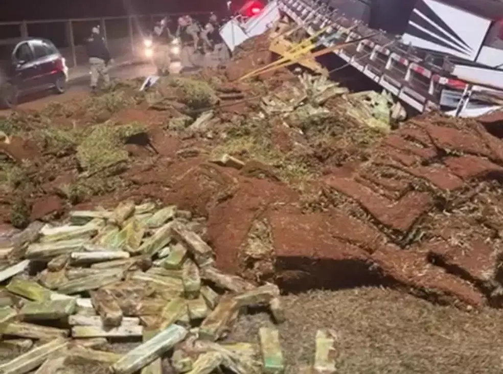 Caminhão com mais de 1 tonelada de maconha tomba em frente ao Batalhão da PM em Juiz de Fora