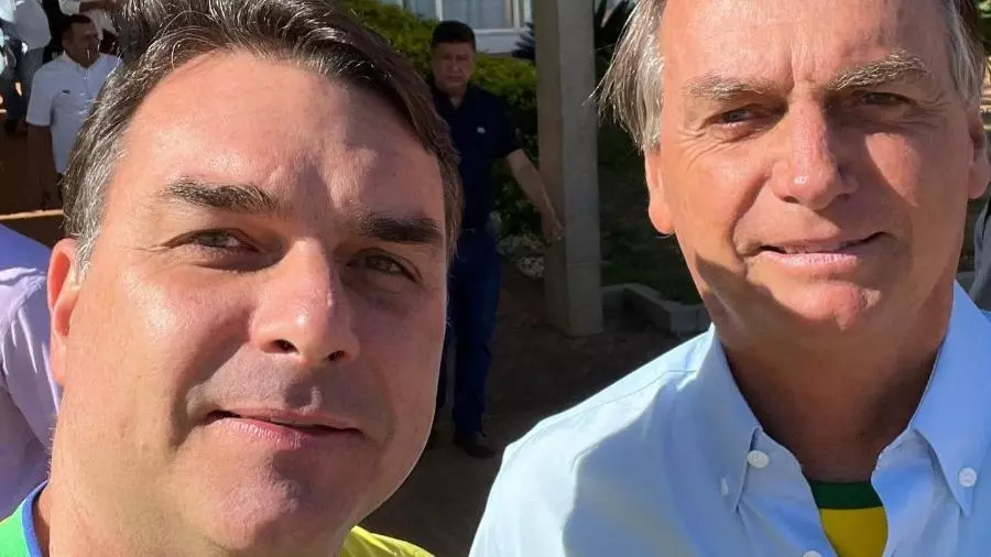 Primeiro da família Bolsonaro a se pronunciar, Flavio assume derrota