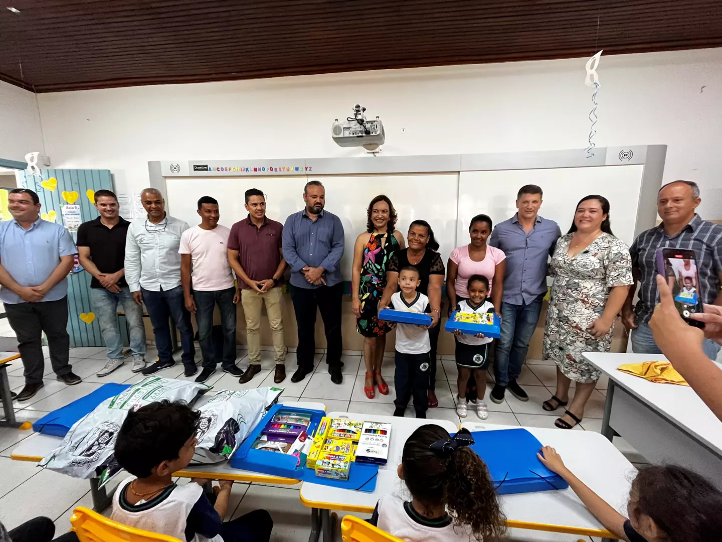 Com investimento de R$ 3,6 milhões, Prefeitura inicia entrega de uniformes escolares