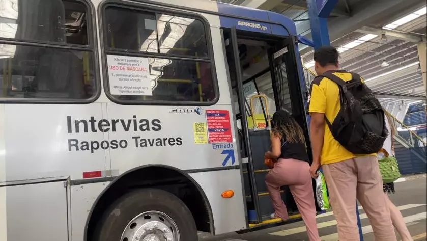 Prefeitura de Cotia volta a obrigar uso de máscaras no transporte coletivo