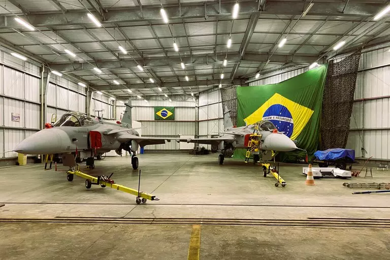 Presidente inaugura linha de produção do caça F-39 Gripen no Brasil