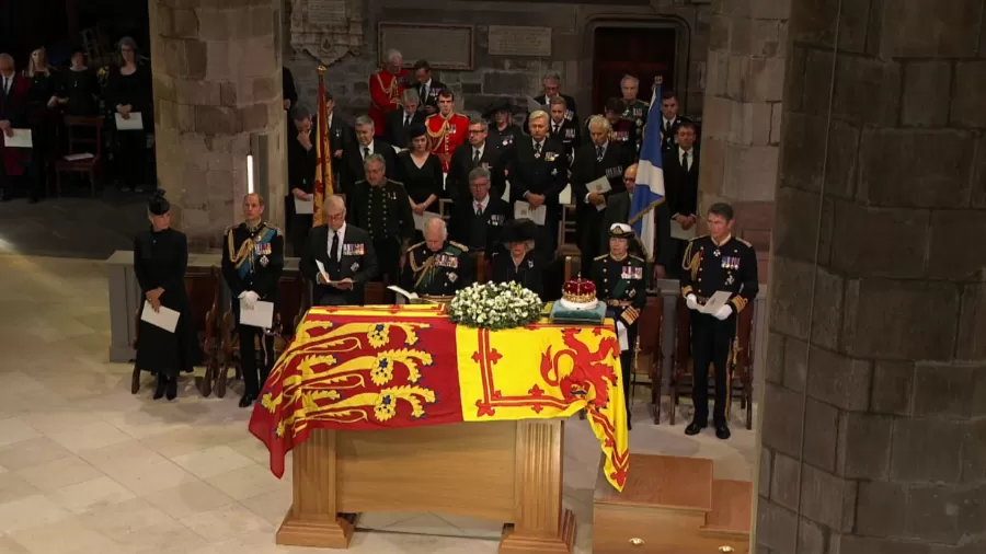 Britânicos se despedem da rainha Elizabeth 2ª na catedral de St. Giles na Escócia