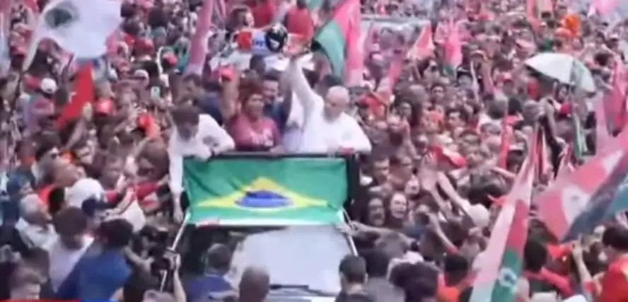 Lula diz em Belo Horizonte que vai abrir BNDES, BB e CEF a investimentos para fazer o País crescer