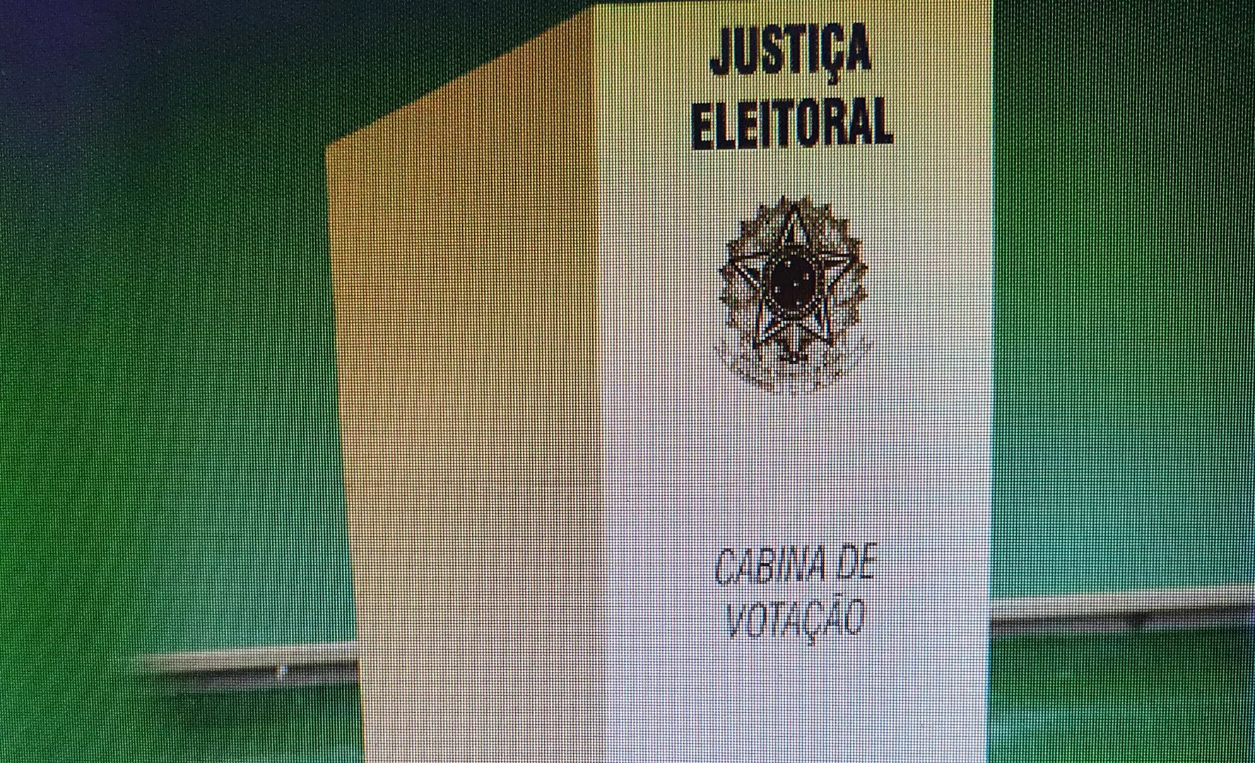 Pergunta que não quer calar, o presidente deixou de reclamar das urnas eletrônicas por quê?