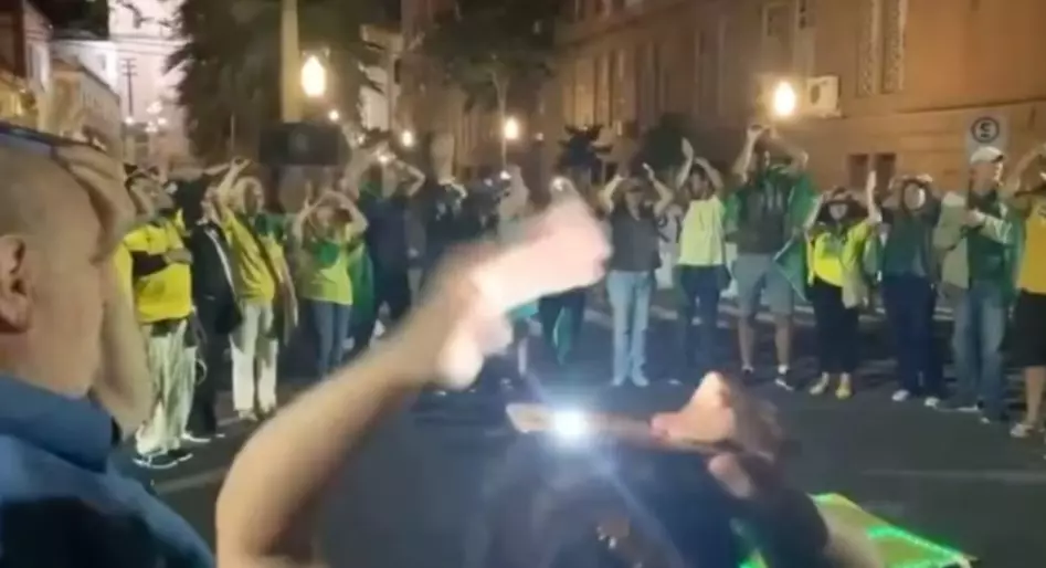 Manifestantes em frente aos portões dos quarteis do Exército parecem lobotomizados