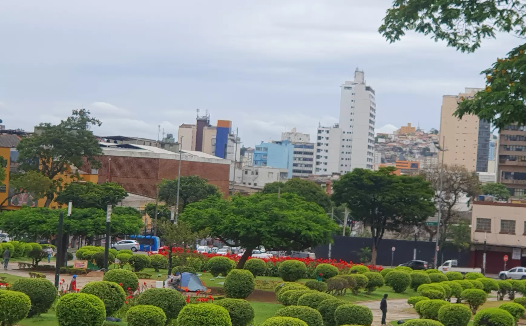 Beleza da Praça Raul Soares, em BH, não é completa devido ao problema social que nela habita