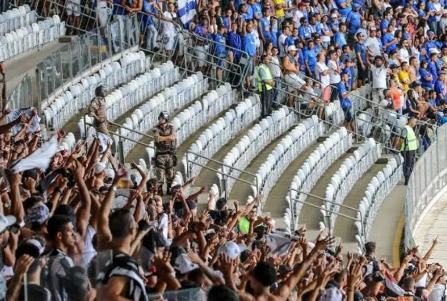 Torcidas organizadas Galoucura e Máfia Azul surpreendidas pela polícia logo cedo