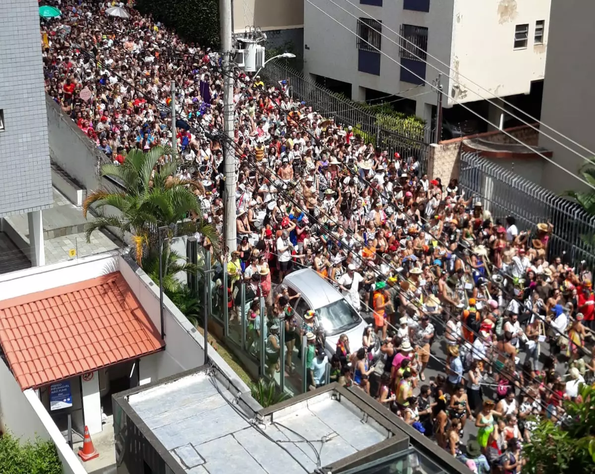 Da janela dos apartamentos, todos nós vimos passar o colorido bloco “Mamá na Vaca”