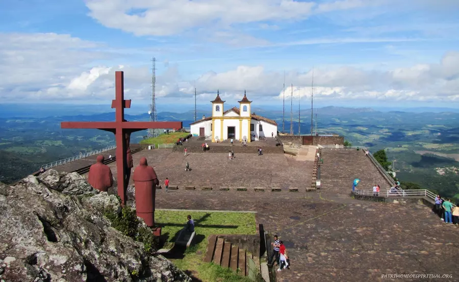 Fieis e turistas já podem voltar a visitar a Basílica Nossa Senhora da Piedade, a menor do mundo