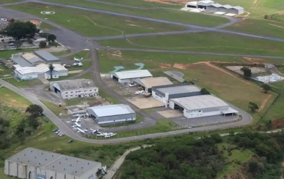 Os moradores dão graças a Deus, mas os usuários discordam da desativação do aeroporto