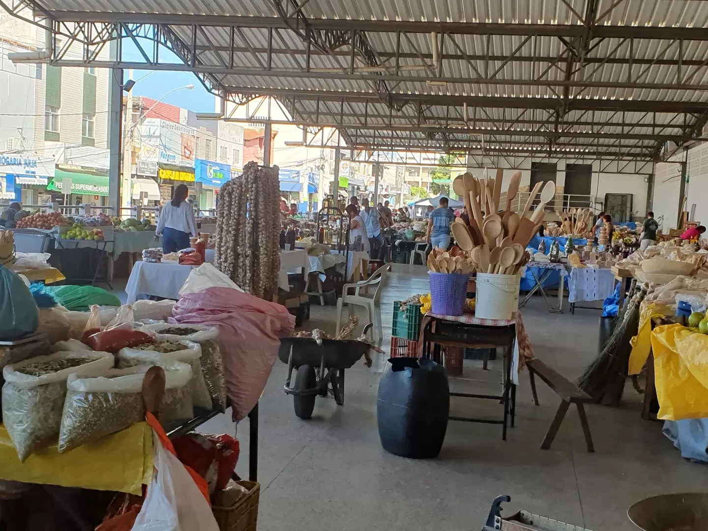 Mercado Municipal de Araçuaí mantém os hábitos e os costumes da gente simples do campo