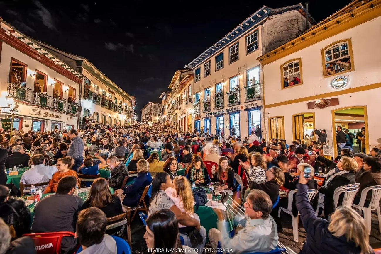 O público na rua assiste as apresentações com os músicos nas janelas dos casarões