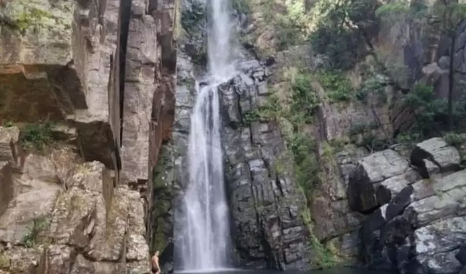 Cachoeira Véu da Noiva, na Serra do Cipó, é interditada porque uma pedra enorme lascou