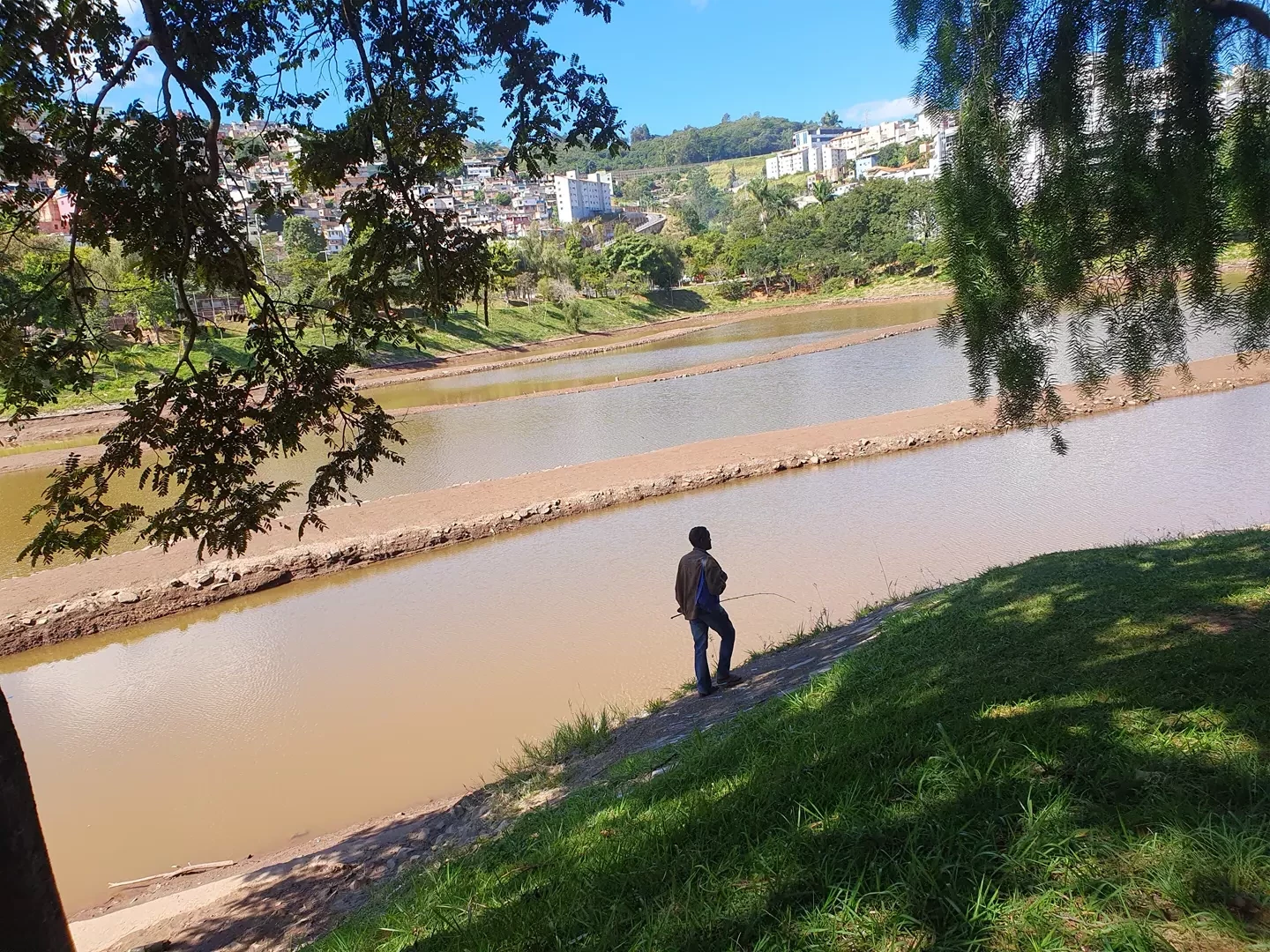 Mesmo quase esvaziada, a Barragem Santa Lúcia possui vida em abundância