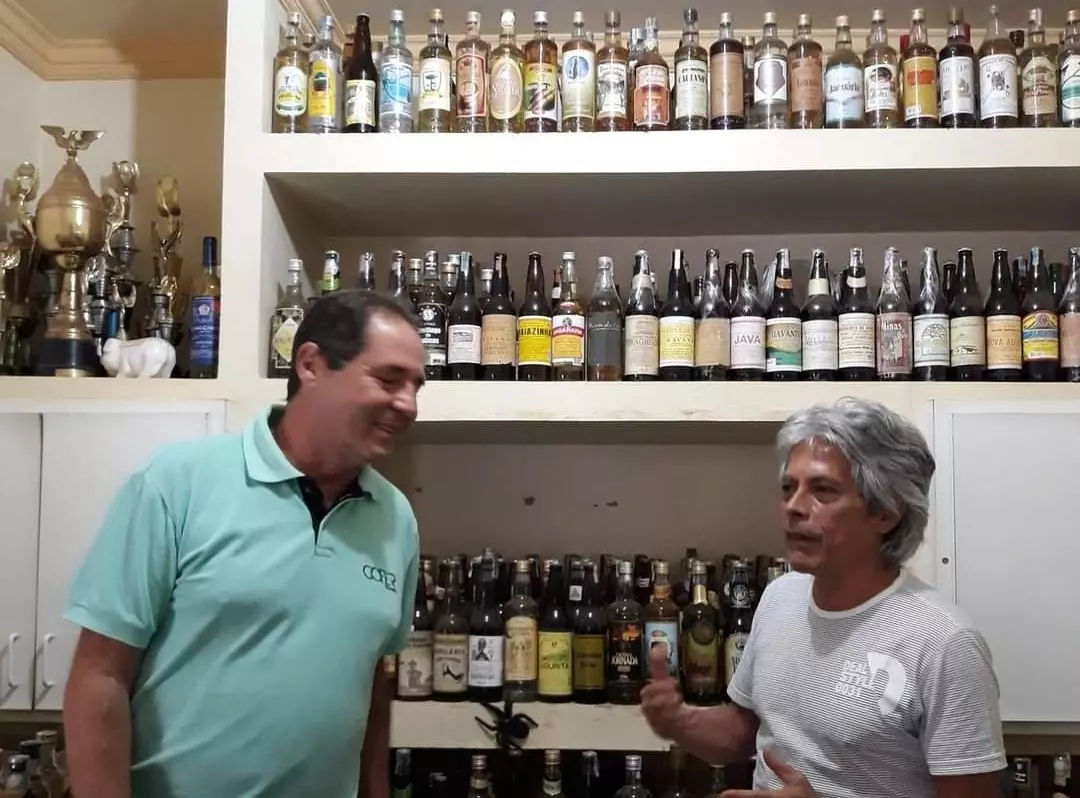 Uma coleção de mais de 300 garrafas de cachaça deixa o santo na expectativa da dose dele