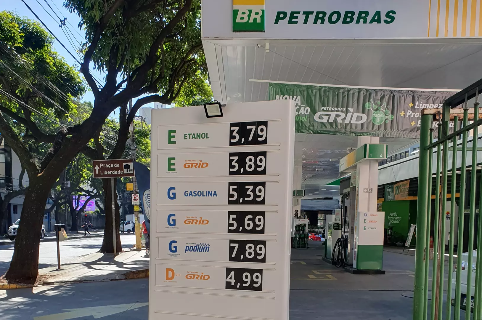 Alguma coisa precisa ser feita para frear os preços da gasolina comum; ora, com efeito!