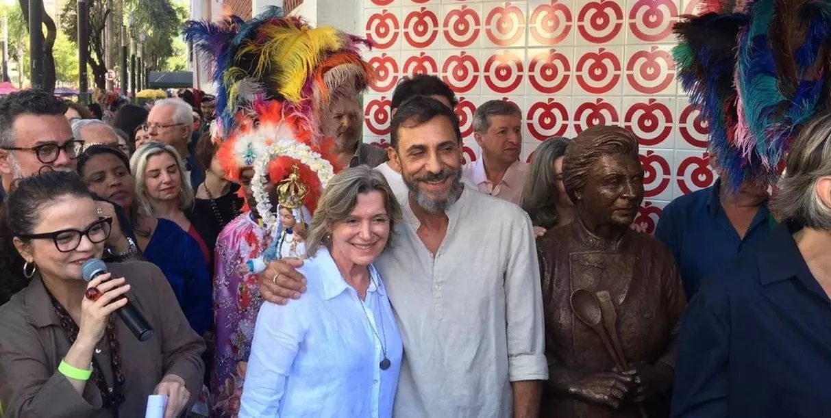 Dona Lucinha eternizada com estátua no Mercado Central, do escultor Léo Santana