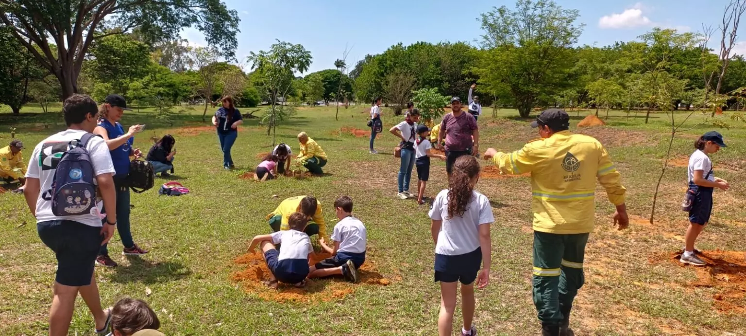 Crianças plantam espécies do cerrado no Parque Ecológico da Asa Sul