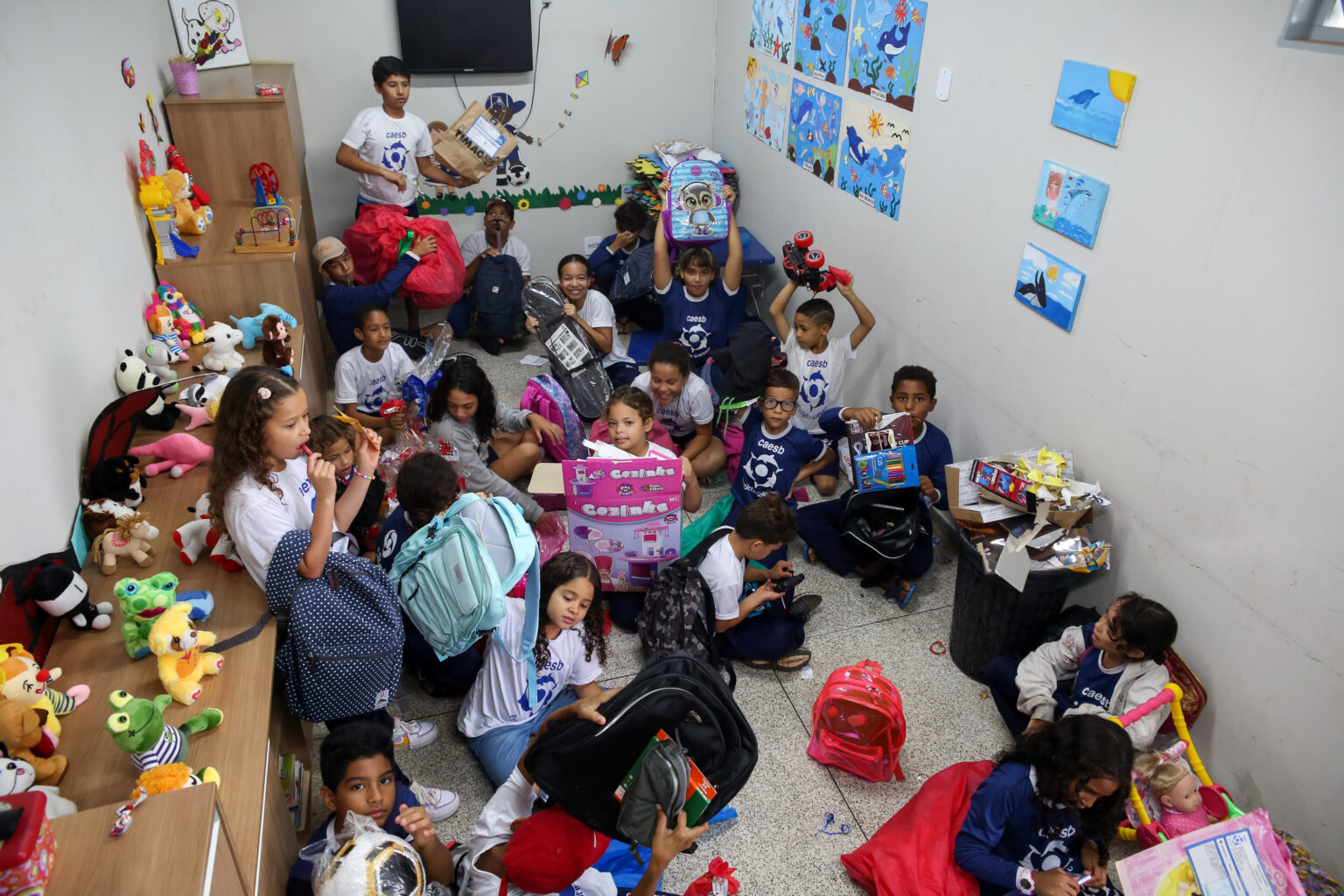 Crianças do Projeto Golfinho ganham presentes de trabalhadores da Caesb