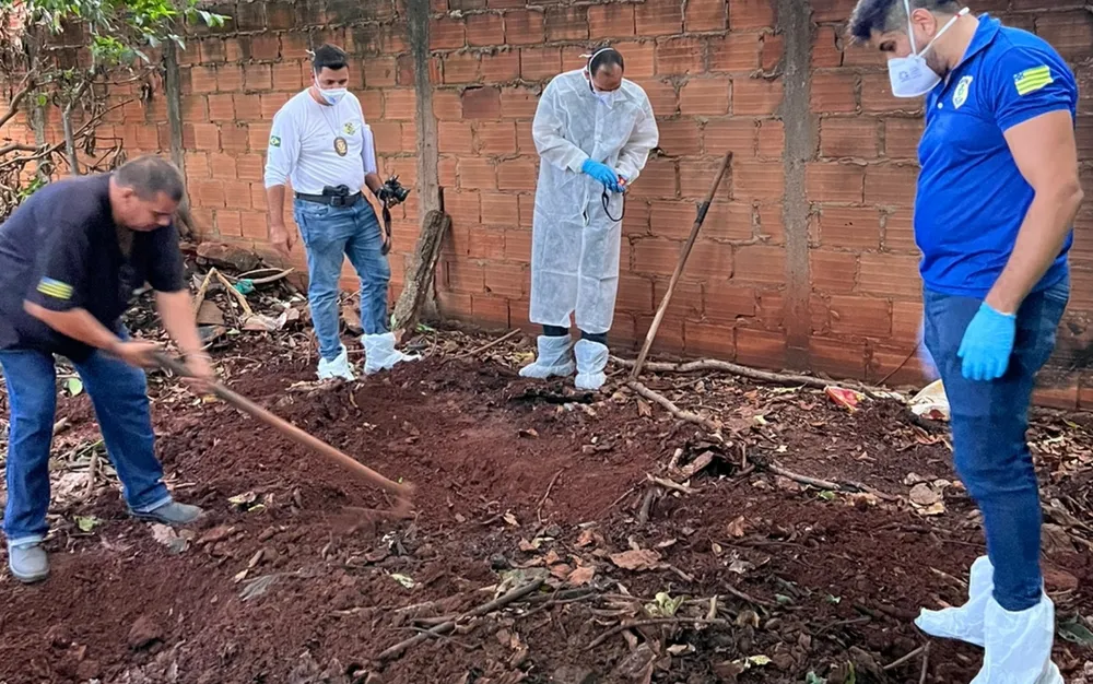 Mulher é suspeita de matar marido e enterrar corpo no banheiro em SP