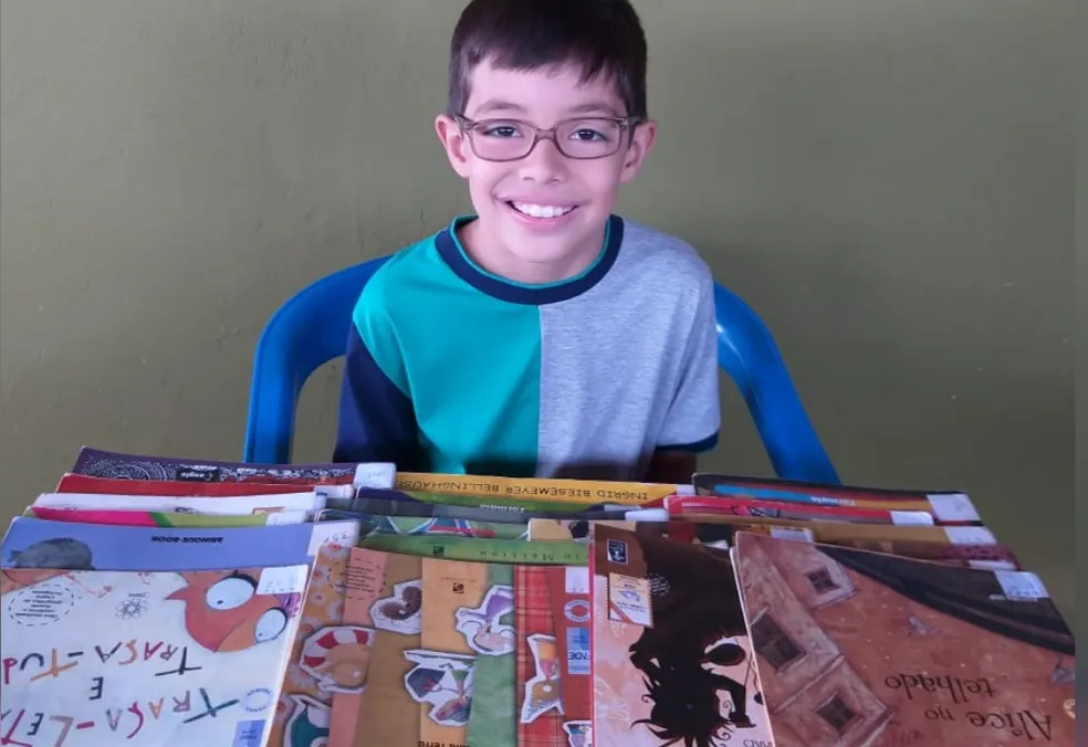 Aos 10 anos, menino já leu mais de 1 mil livros