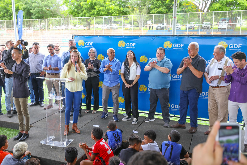 Governo entrega campo sintético e piscinas reformados em Planaltina