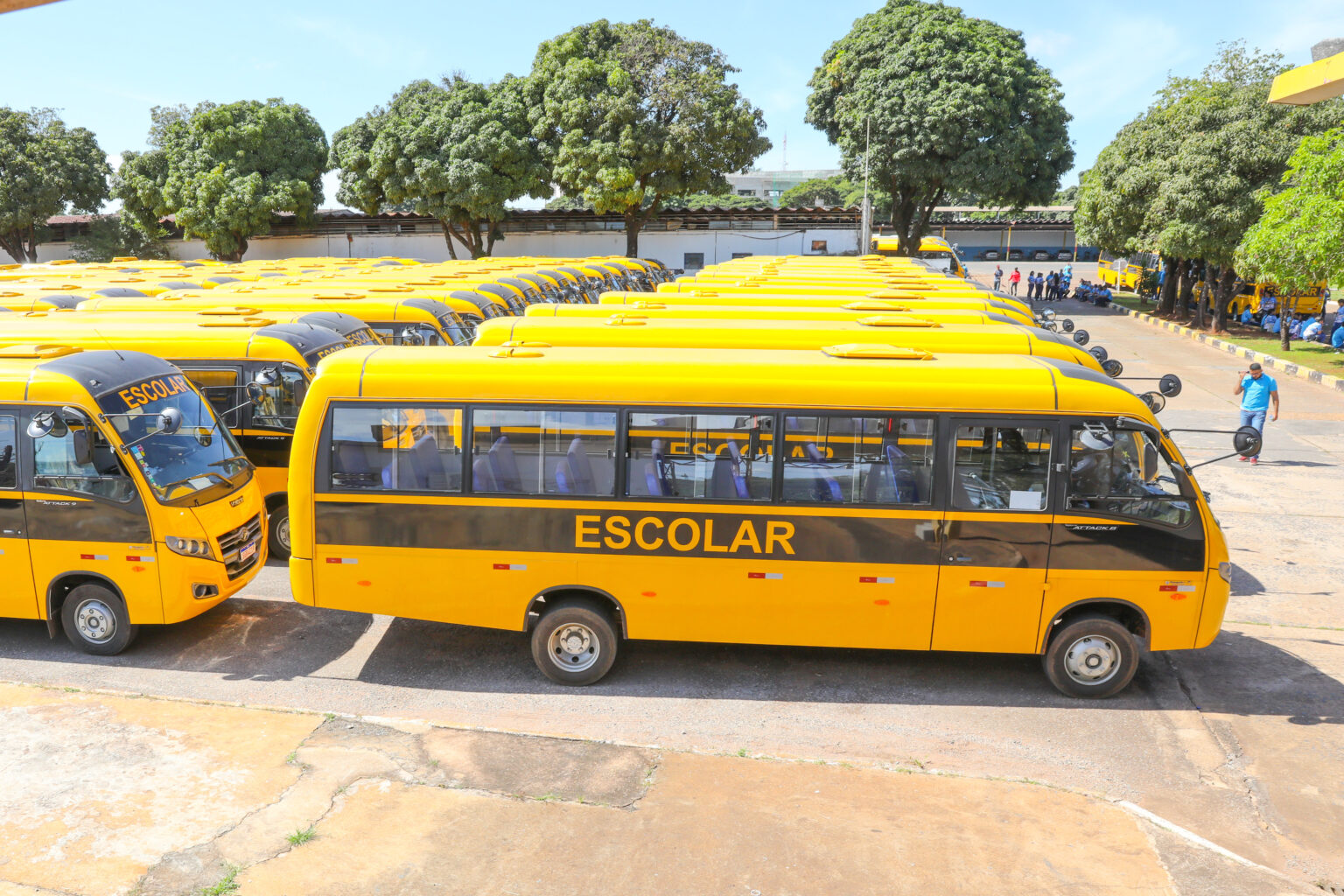 109 novos ônibus escolares vão atender mais de 7,5 mil alunos