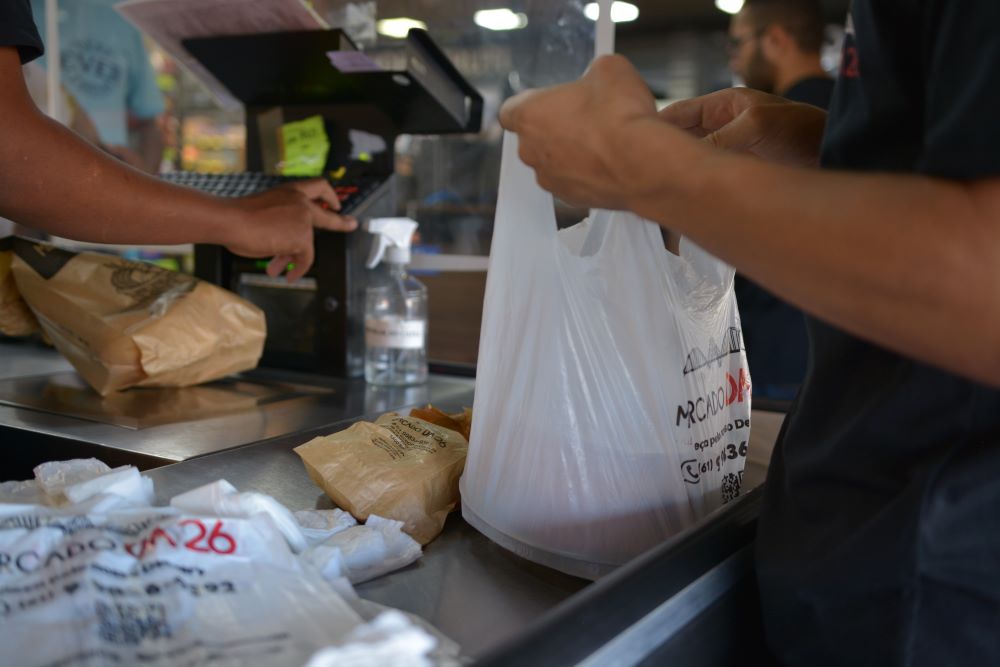 Fiscalização de distribuição irregular de sacolas plásticas começa em março