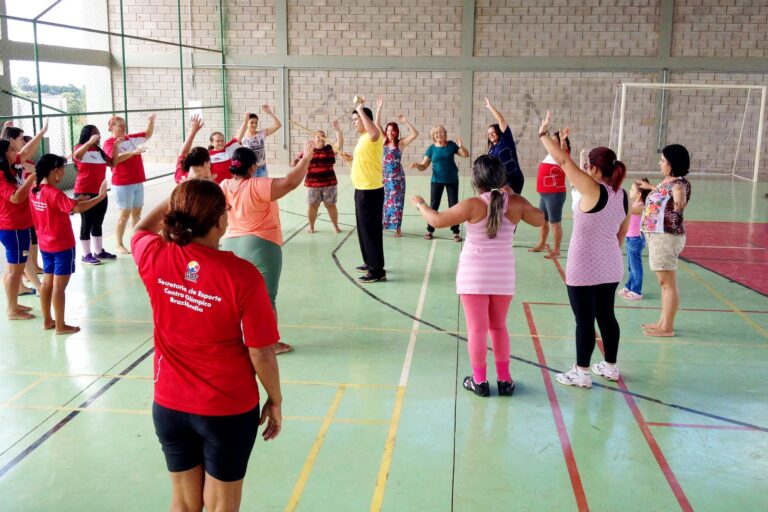 Centros olímpicos têm várias modalidades esportivas para mulheres