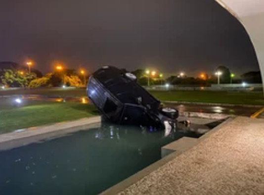 Carro cai no espelho d’água do Palácio do Planalto