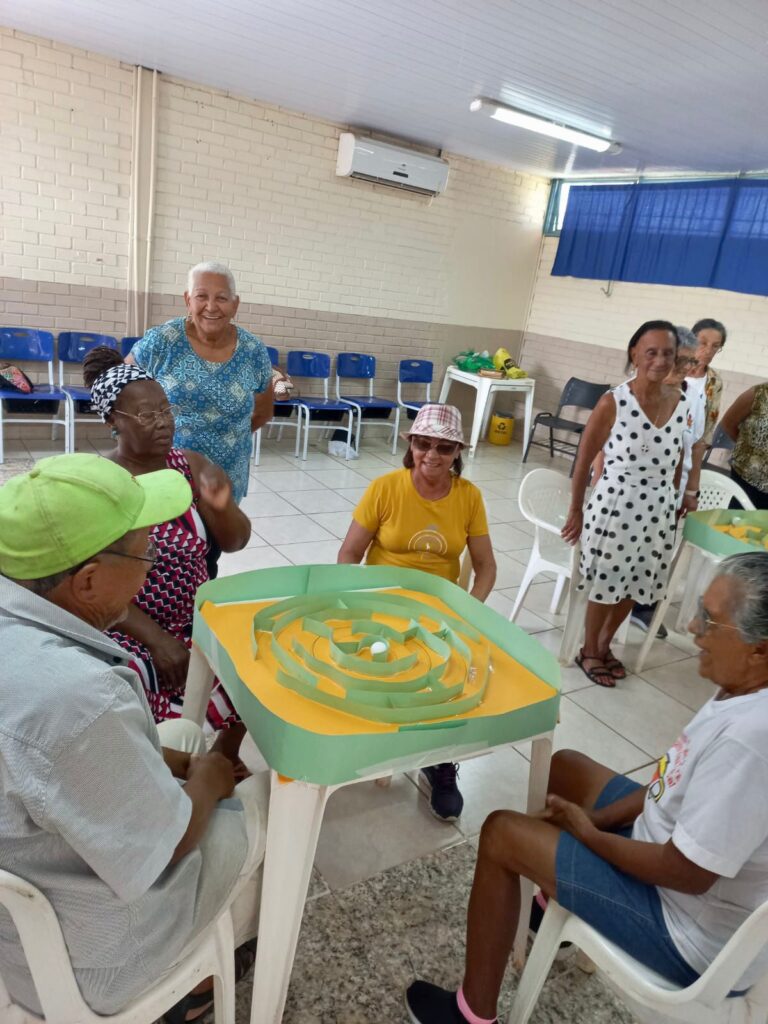 Dinâmicas em grupo fortalecem habilidades cognitivas e motoras de idosos