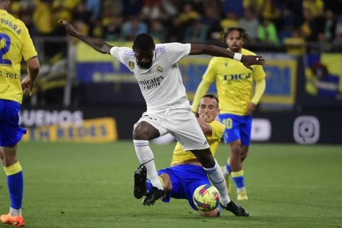 Rudiger, do Real Madrid, sofre insultos racistas da torcida do Cádiz na Espanha