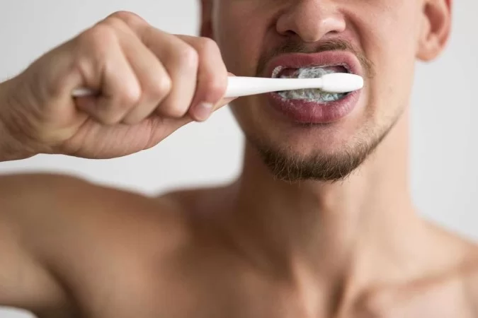 82% das escovas de dente brasileiras podem trazer prejuízos à saúde bucal