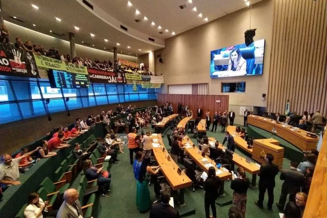 Distritais encerram sessão e decidem ir ao Congresso pressionar deputados sobre FCDF