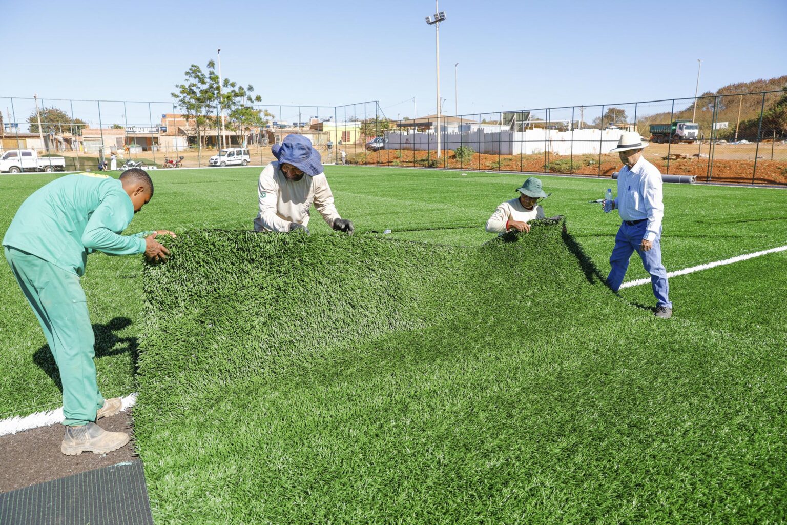 Campo da Estrutural ganha iluminação e novo gramado sintético