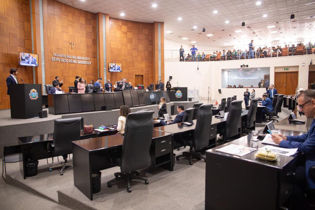 Deputados aprovam projeto de lei do Governo para diminuir custo do diesel e manter congelamento do Fethab