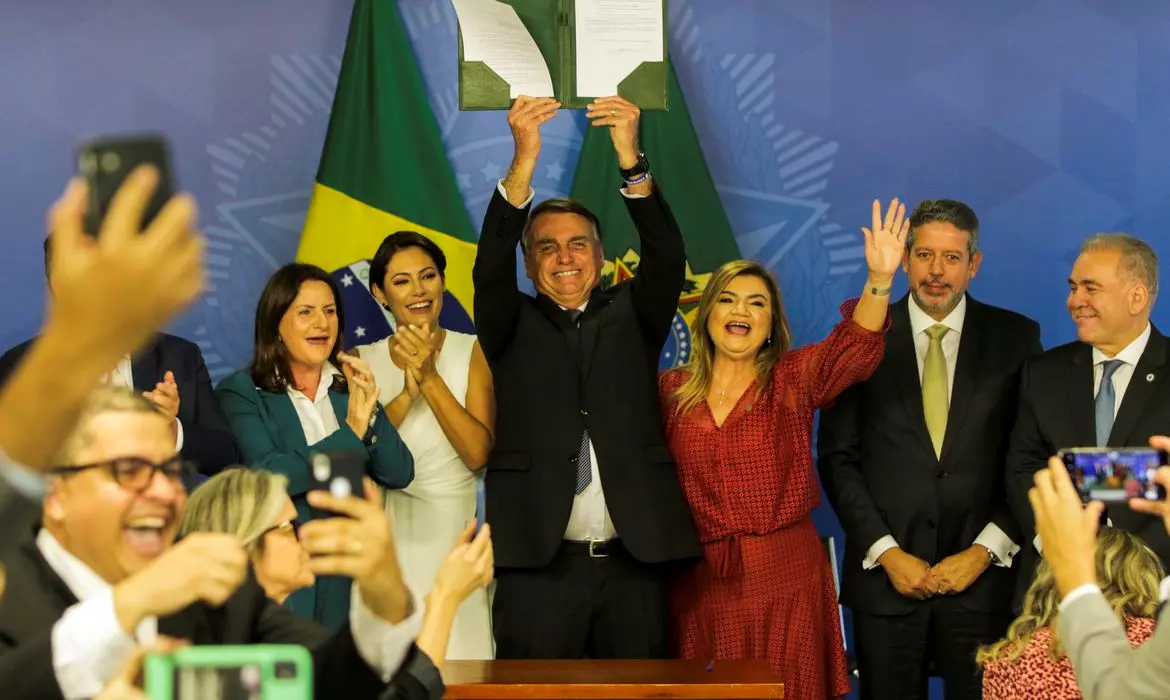 Presidente Bolsonaro sanciona piso para enfermagem