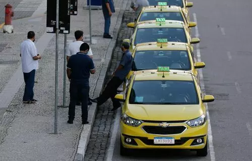 CAIXA paga R$ 709 mi para caminhoneiros e taxistas neste sábado (24)