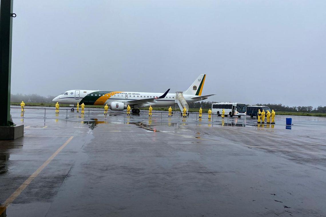 Brasileiros resgatados na China chegam à Base Aérea de Anápolis (GO) e iniciam quarentena