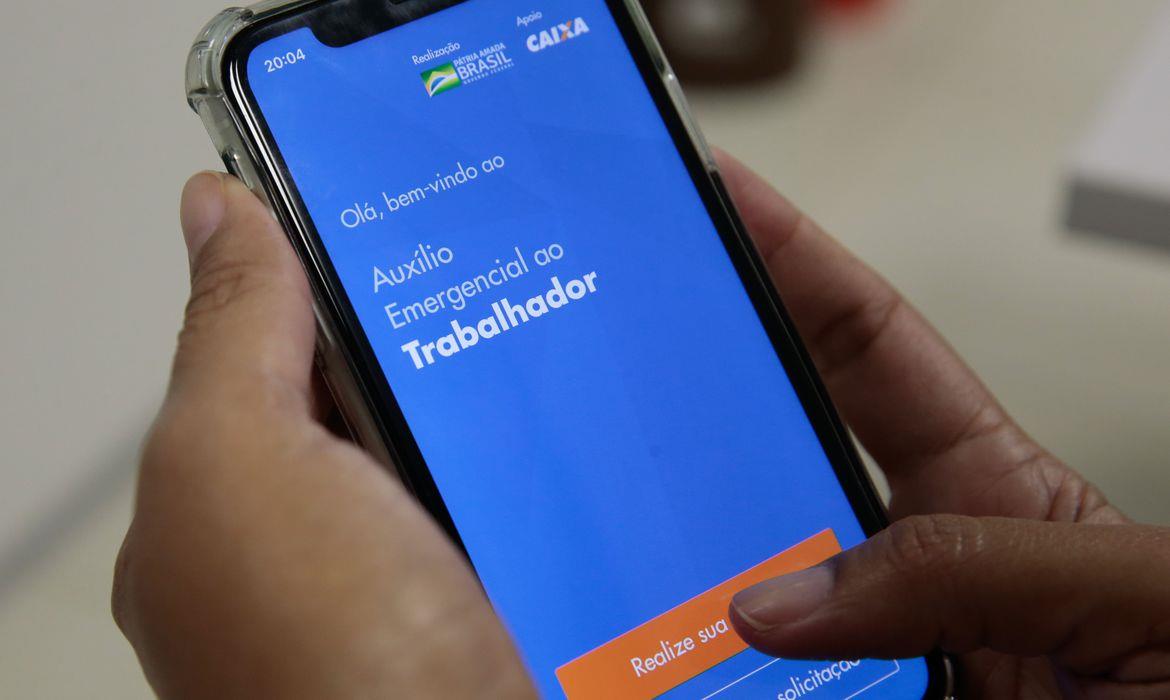 Quase 4 milhões das famílias mais ricas têm alguém recebendo o auxílio de R$ 600