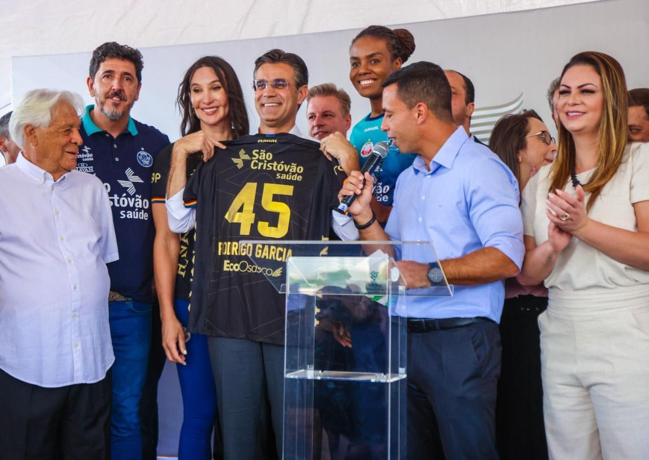 Governador Rodrigo Garcia recebe a camisa do Osasco São Cristóvão Saúde de Vôlei em visita a Osasco