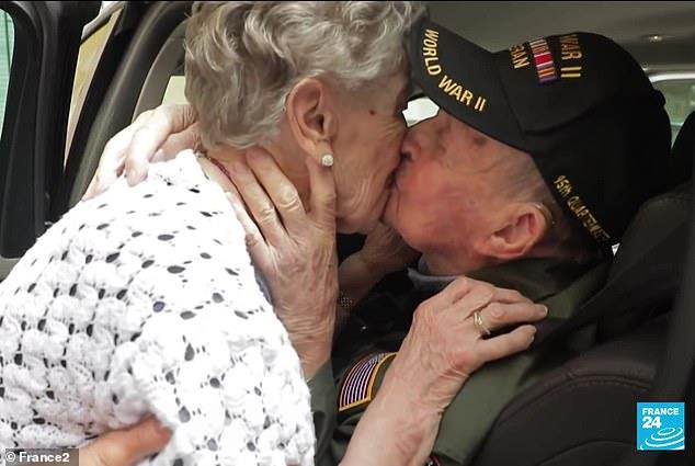 Veterano de guerra de 97 anos reencontra amada após 75 anos separados