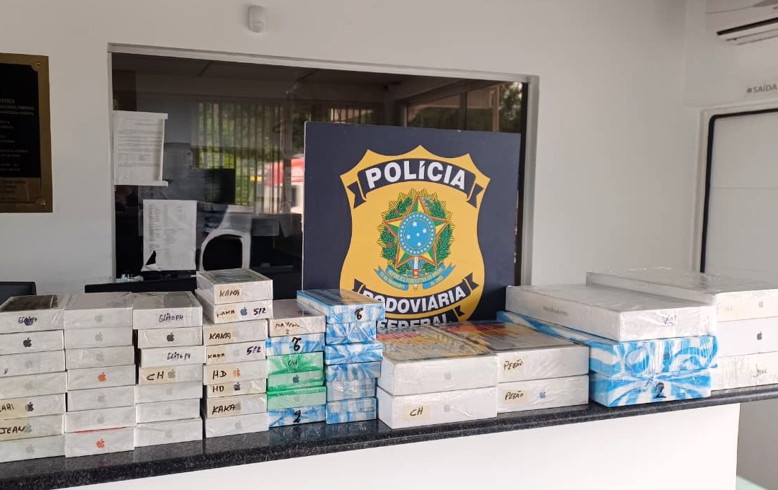 PRF flagra carga de eletrônicos escondida em carro sobre guincho no Litoral Norte